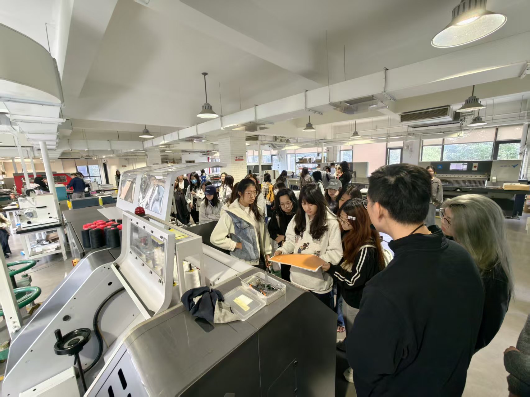 数字智印赋能设计未来 出版学院书籍装帧设计课程探访同昆数码工厂